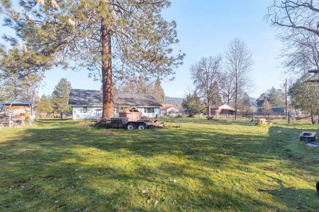 8576 E Evans Creek Road, Rogue River, OR 97537