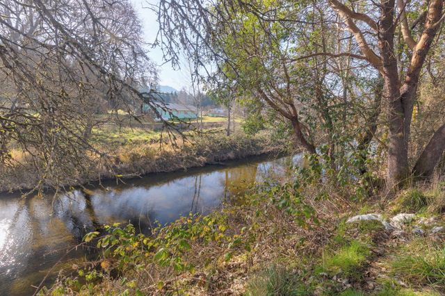 8576 E Evans Creek Road, Rogue River, OR 97537