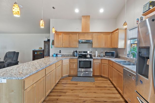 8576 E Evans Creek Road, Rogue River, OR 97537