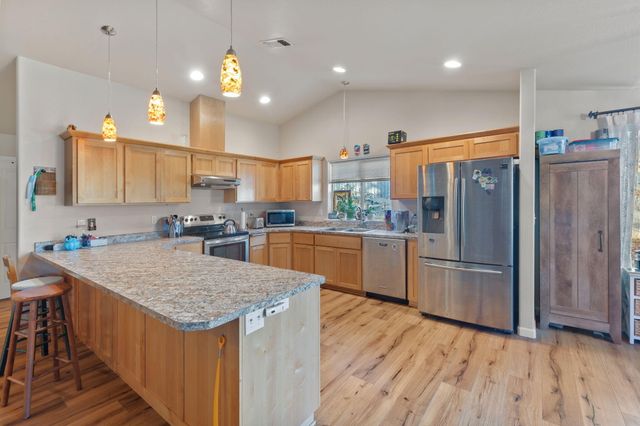 8576 E Evans Creek Road, Rogue River, OR 97537