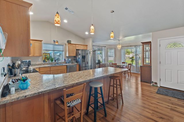 8576 E Evans Creek Road, Rogue River, OR 97537