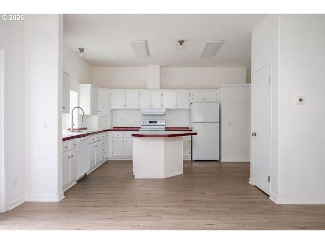 27561 S RINGO Rd, Mulino, OR 97042