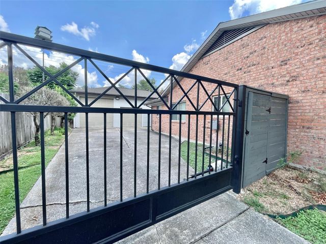 5638 Grape Street, Houston, TX 77096