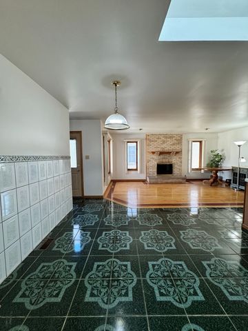 7110 W 82nd Place, Burbank, IL 60459