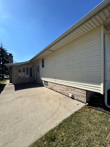 7110 W 82nd Place, Burbank, IL 60459