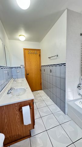 7110 W 82nd Place, Burbank, IL 60459