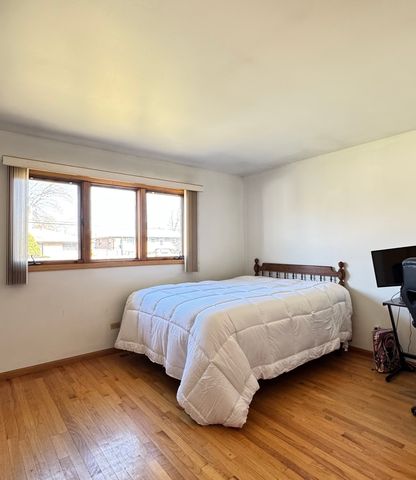 7110 W 82nd Place, Burbank, IL 60459