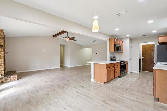 2132 Reverchon Drive, Arlington, TX 76017