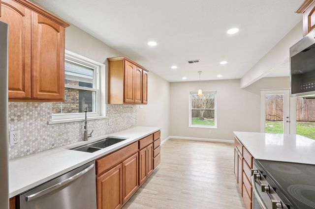 2132 Reverchon Drive, Arlington, TX 76017