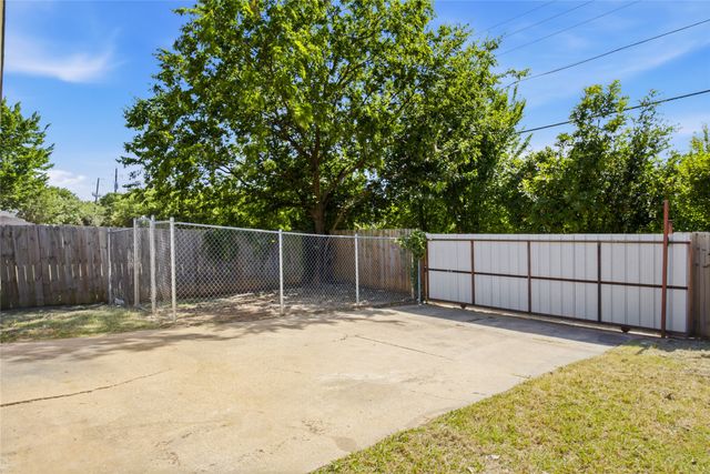 2431 Eastern Oaks Drive, Dallas, TX 75227