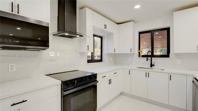 315 NE 160th Ter, Miami, FL 33162