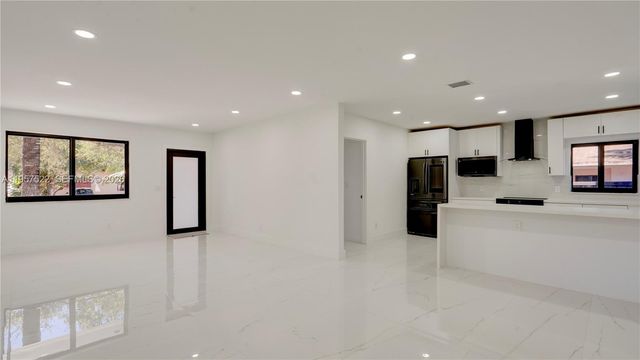 315 NE 160th Ter, Miami, FL 33162