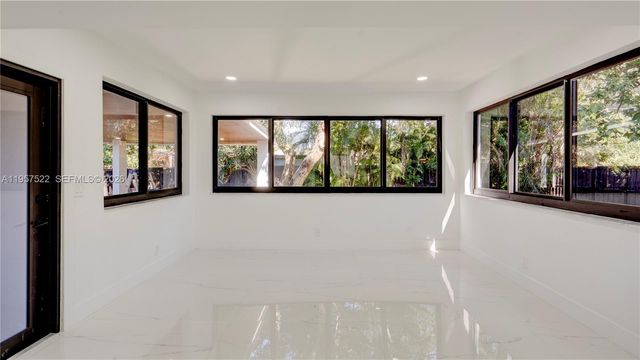 315 NE 160th Ter, Miami, FL 33162