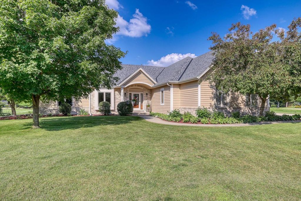 110 Long Meadow DRIVE, Hartland, WI 53029