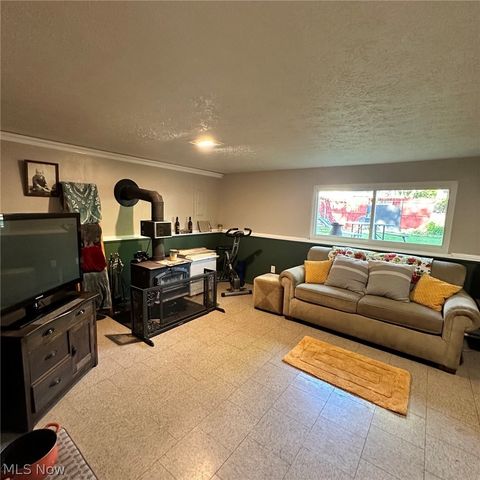 693 Hollywood Avenue, Sheffield, OH 44054