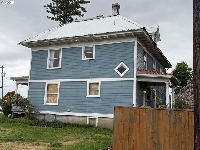 122 S 12TH Ave, Cornelius, OR 97113