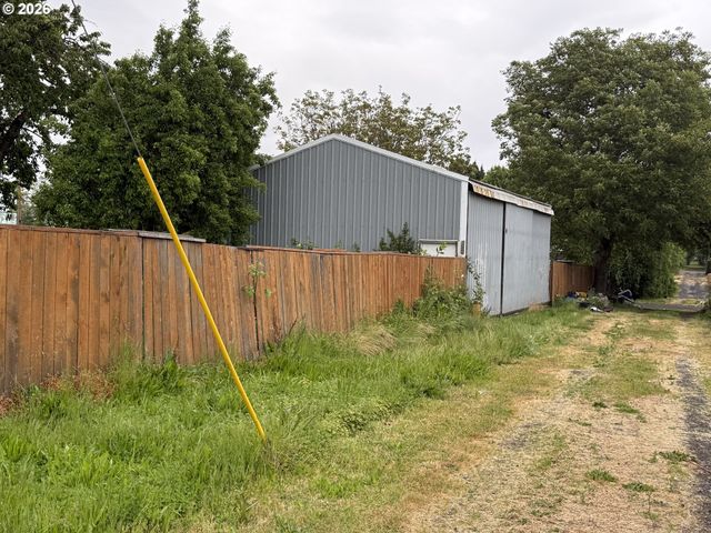 122 S 12TH Ave, Cornelius, OR 97113