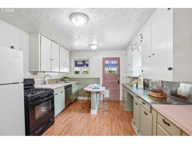 9015 Ne HUMBOLDT St, Portland, OR 97220