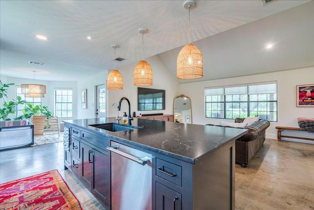 160 Shady Oaks DR, Dale, TX 78616