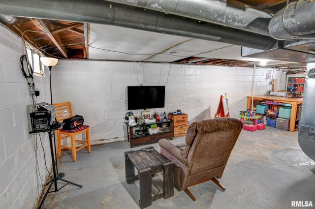 1311 W Main Cross Street, Taylorville, IL 62568