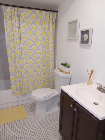 9020 Sunrise Lakes Boulevard 304, Sunrise, FL 33322