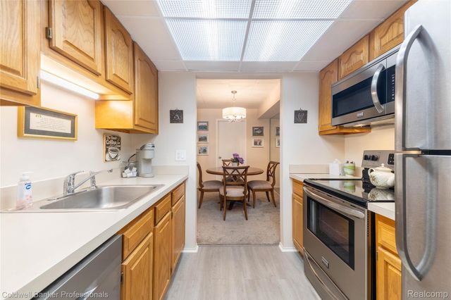 18399 University Park Drive, Livonia, MI 48152