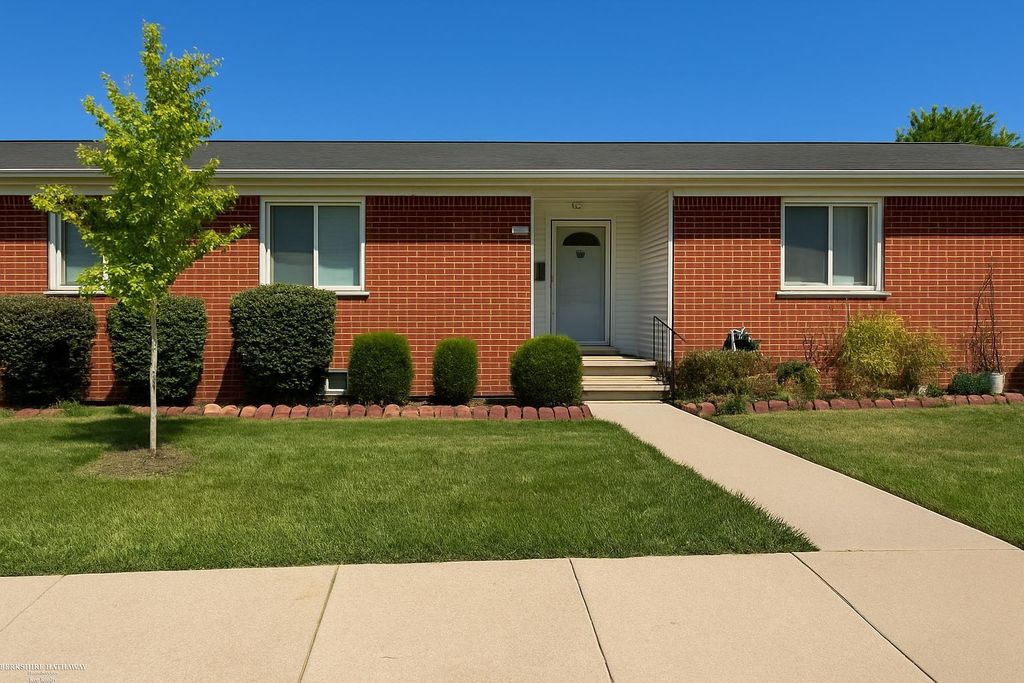 8755 Sterling Street, Center Line, MI 48015