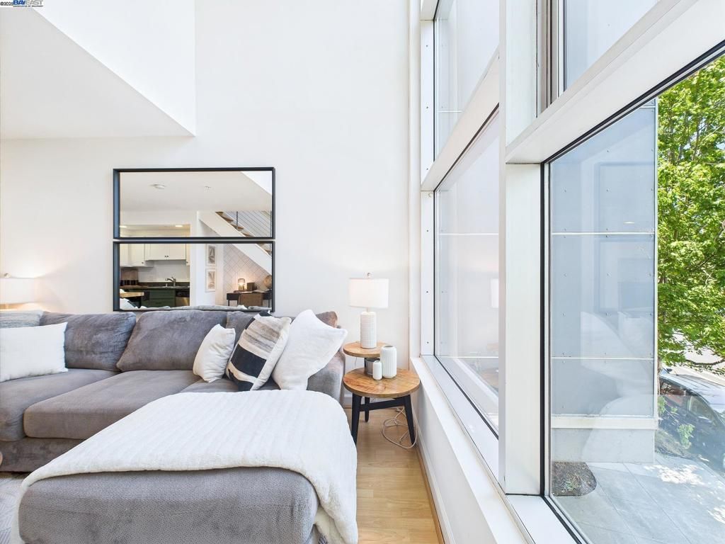 485 W Macarthur Blvd 201, Oakland, CA 94609