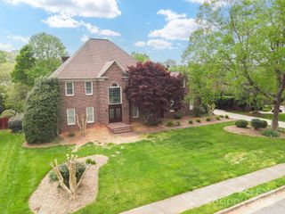 345 41st Avenue Place NW, Hickory, NC 28601