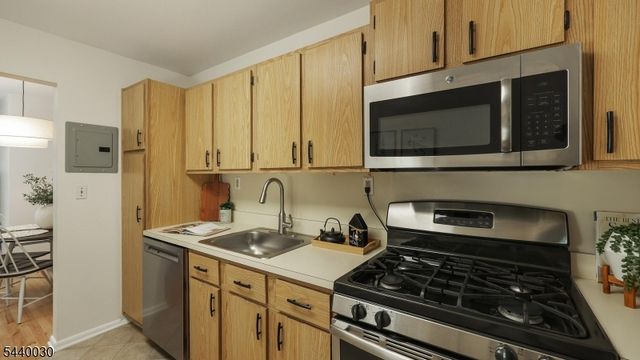 37 Sandra Circle 4, Westfield Town, NJ 07090