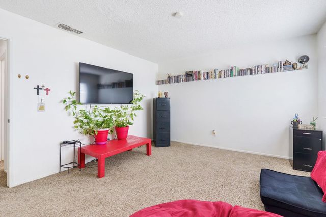 7570 Burgoyne Ln, Sacramento, CA 95823