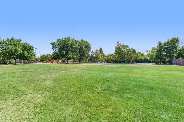 7570 Burgoyne Ln, Sacramento, CA 95823