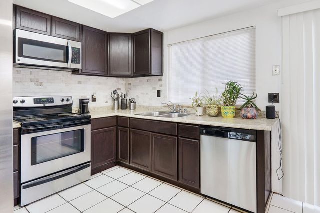 7570 Burgoyne Ln, Sacramento, CA 95823
