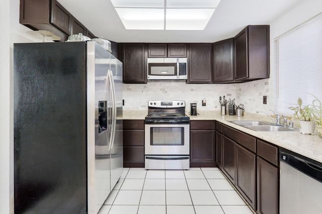7570 Burgoyne Ln, Sacramento, CA 95823