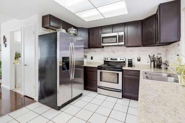 7570 Burgoyne Ln, Sacramento, CA 95823