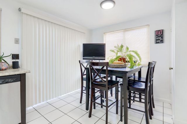 7570 Burgoyne Ln, Sacramento, CA 95823