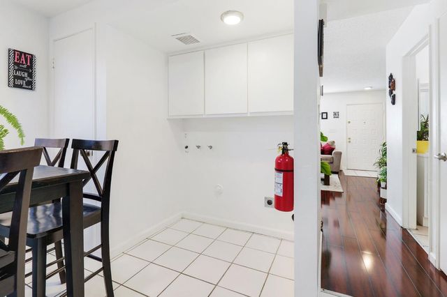 7570 Burgoyne Ln, Sacramento, CA 95823
