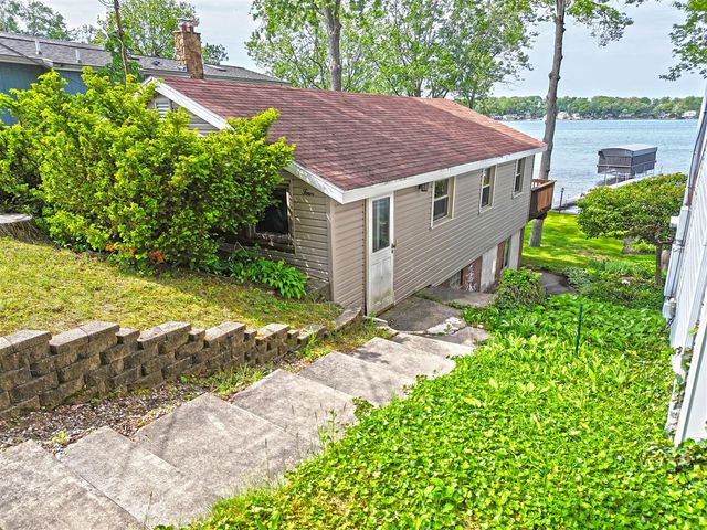 31050 Curran Beach, Dowagiac, MI 49047