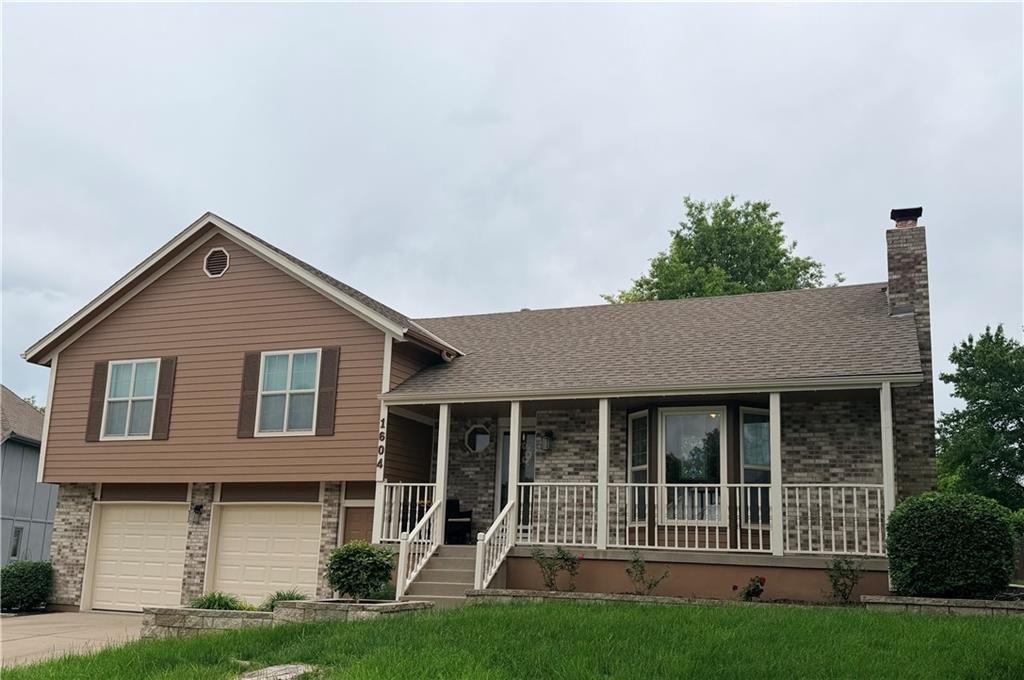 1604 SW Jeffrey Court, Lee's Summit, MO 64081
