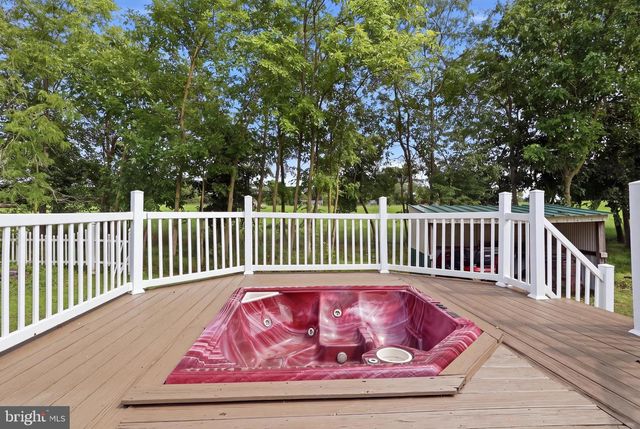 152 POPLAR RD, New Oxford, PA 17350