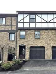 711 Newton Square, Moon/crescent Twp, PA 15108