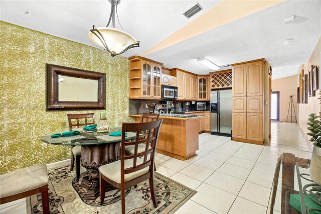 2462 W 65th St, Hialeah, FL 33016