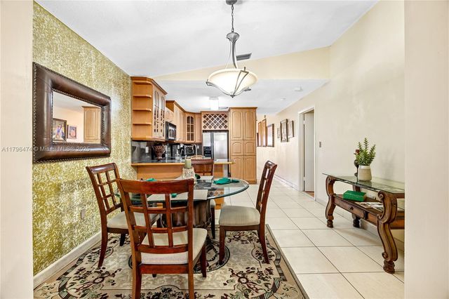 2462 W 65th St, Hialeah, FL 33016