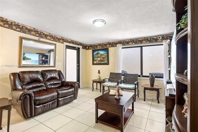 2462 W 65th St, Hialeah, FL 33016