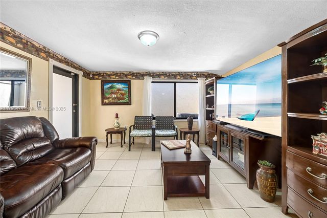 2462 W 65th St, Hialeah, FL 33016