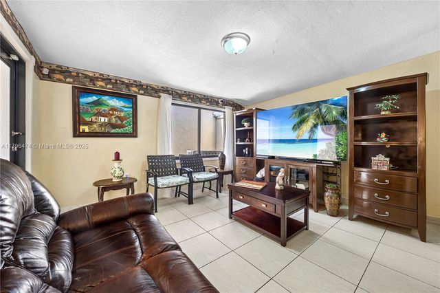 2462 W 65th St, Hialeah, FL 33016