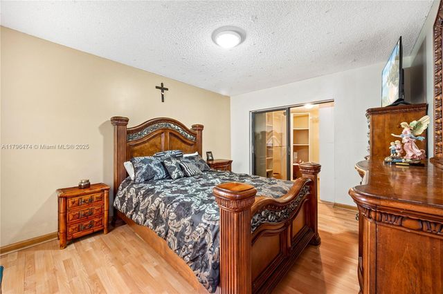 2462 W 65th St, Hialeah, FL 33016