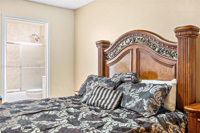 2462 W 65th St, Hialeah, FL 33016