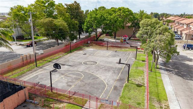 2462 W 65th St, Hialeah, FL 33016