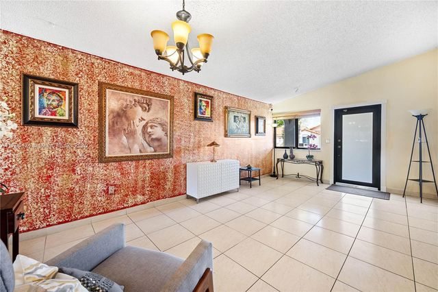 2462 W 65th St, Hialeah, FL 33016